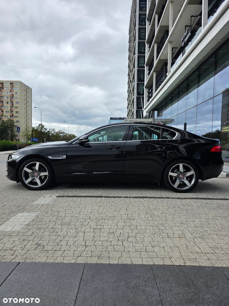 Jaguar XE 2.0 D Prestige - 7