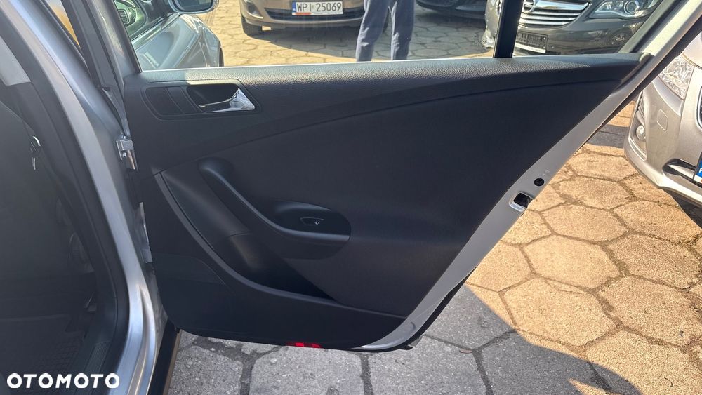 Volkswagen Passat 1.6 FSI Comfortline - 18