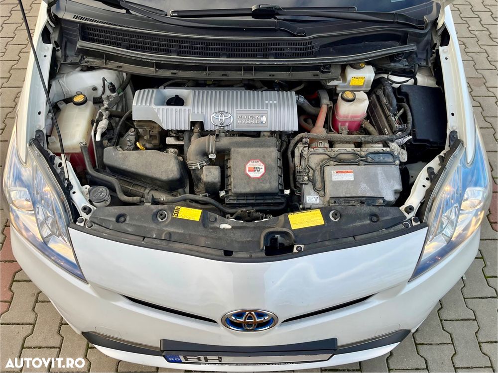 Toyota Prius Plug-in (Hybrid) Life - 19