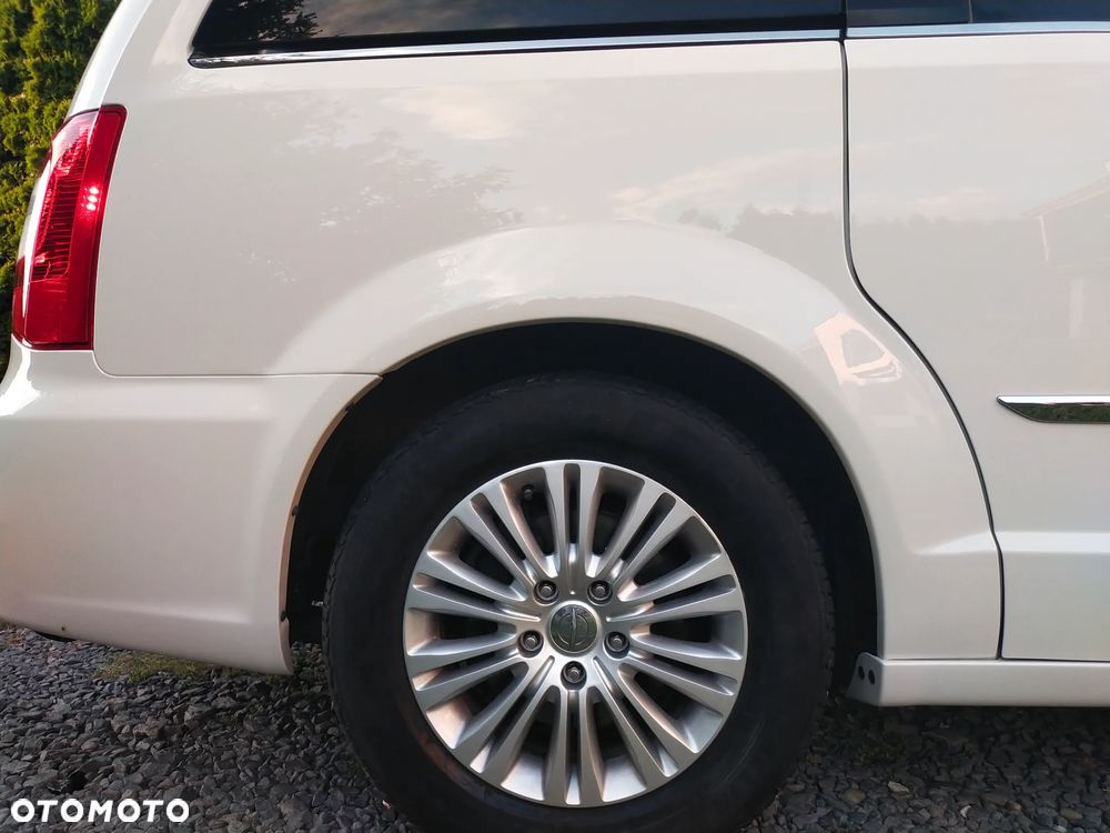 Chrysler Town & Country 3.6 Limited - 9