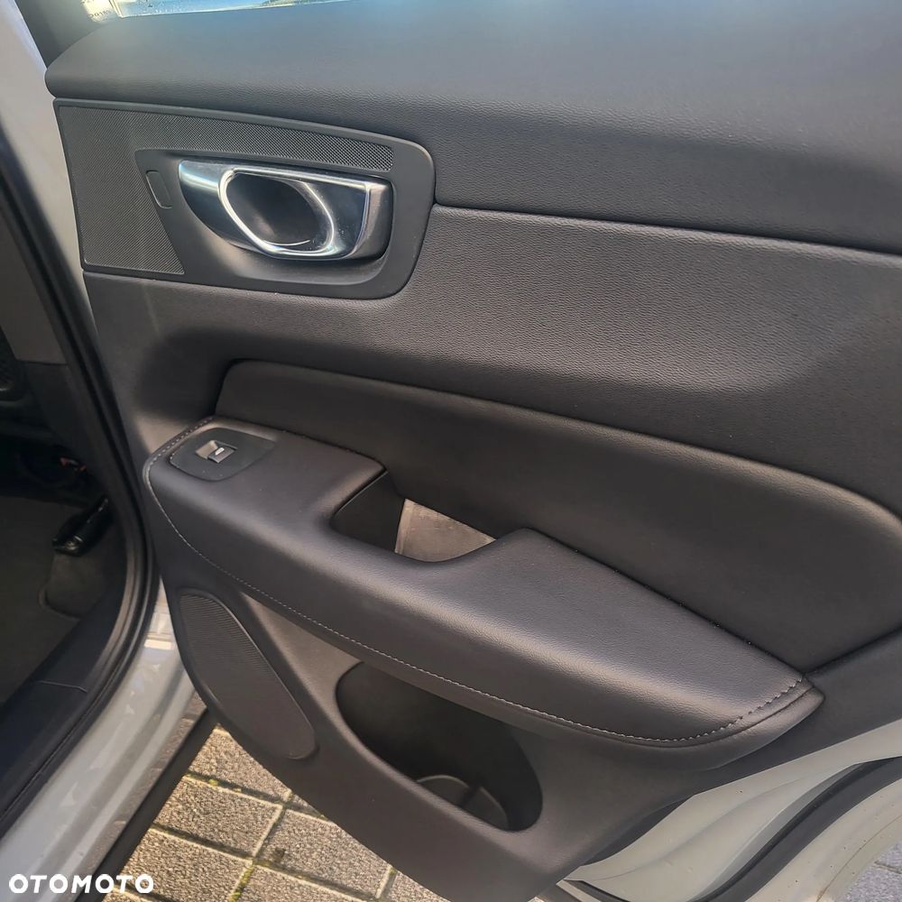 Volvo XC 60 B5 B AWD Plus Dark - 3