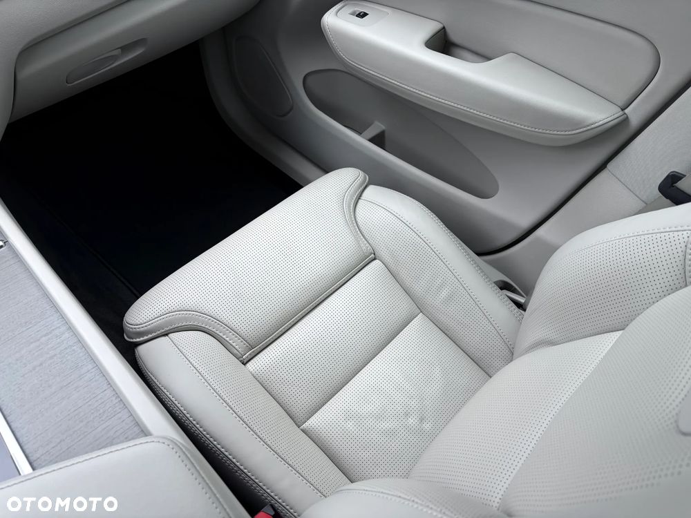 Volvo XC 60 B4 D AWD Plus Dark - 25