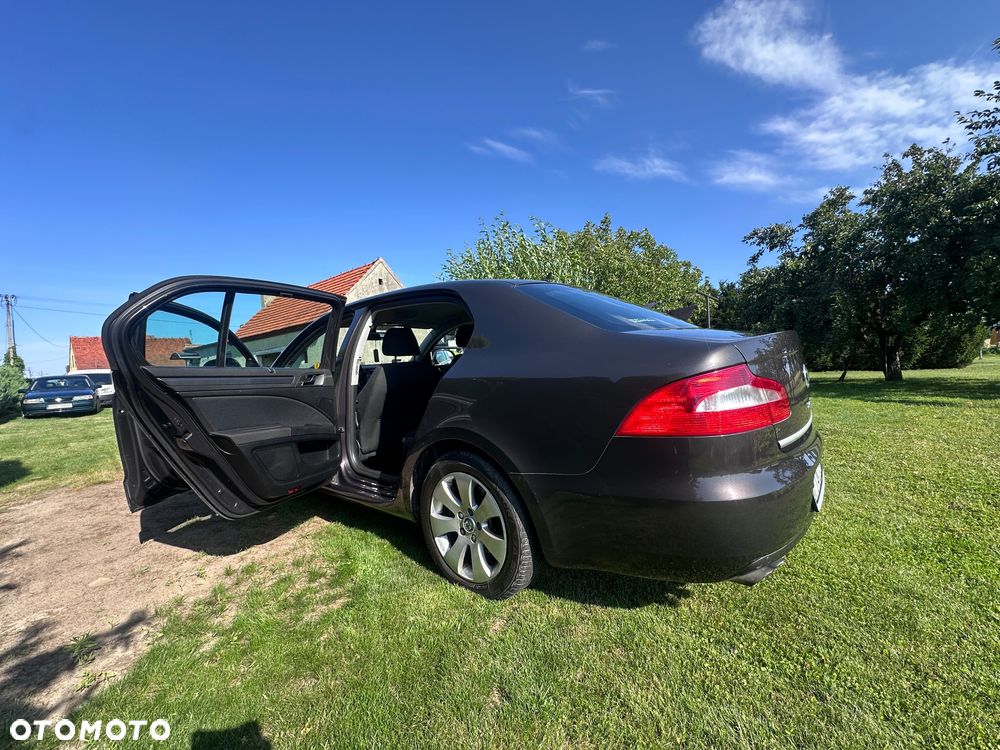 Skoda Superb 2010 photo 4