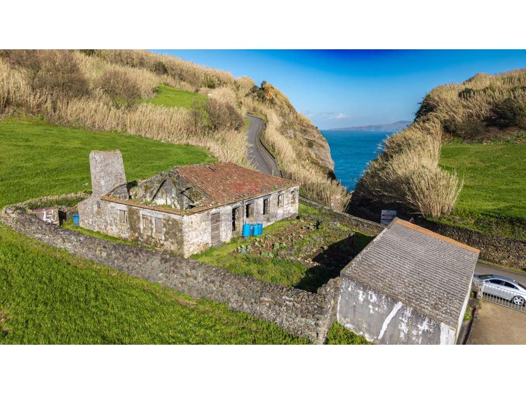 Produto Único, junto ao Porto e Farol da Ribeirinha, Ponta do Cintr... - Grande imagem: 2/25