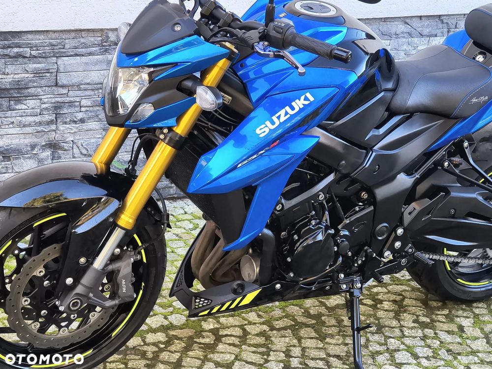 Suzuki GSX - 17
