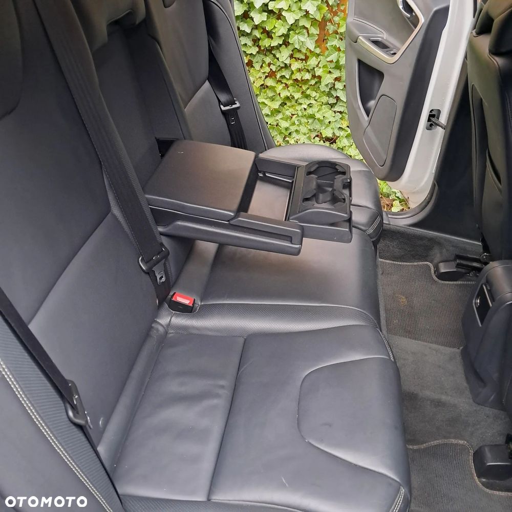 Volvo XC 60 D4 R-Design - 12