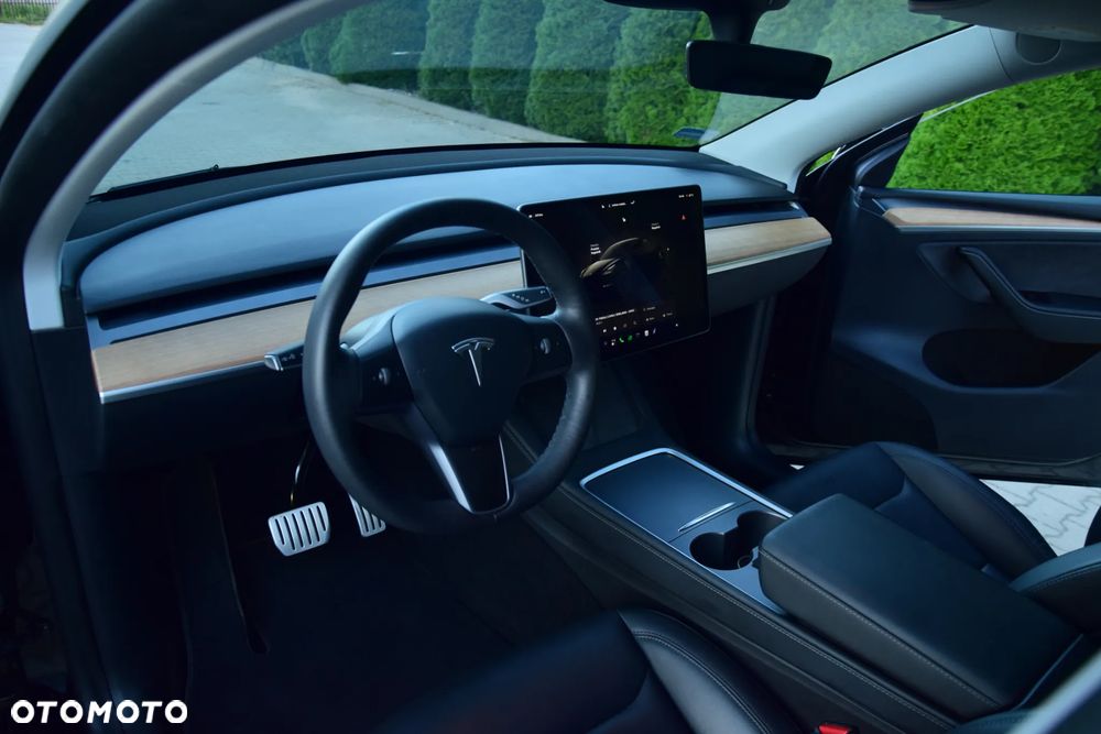 Tesla Model Y - 5