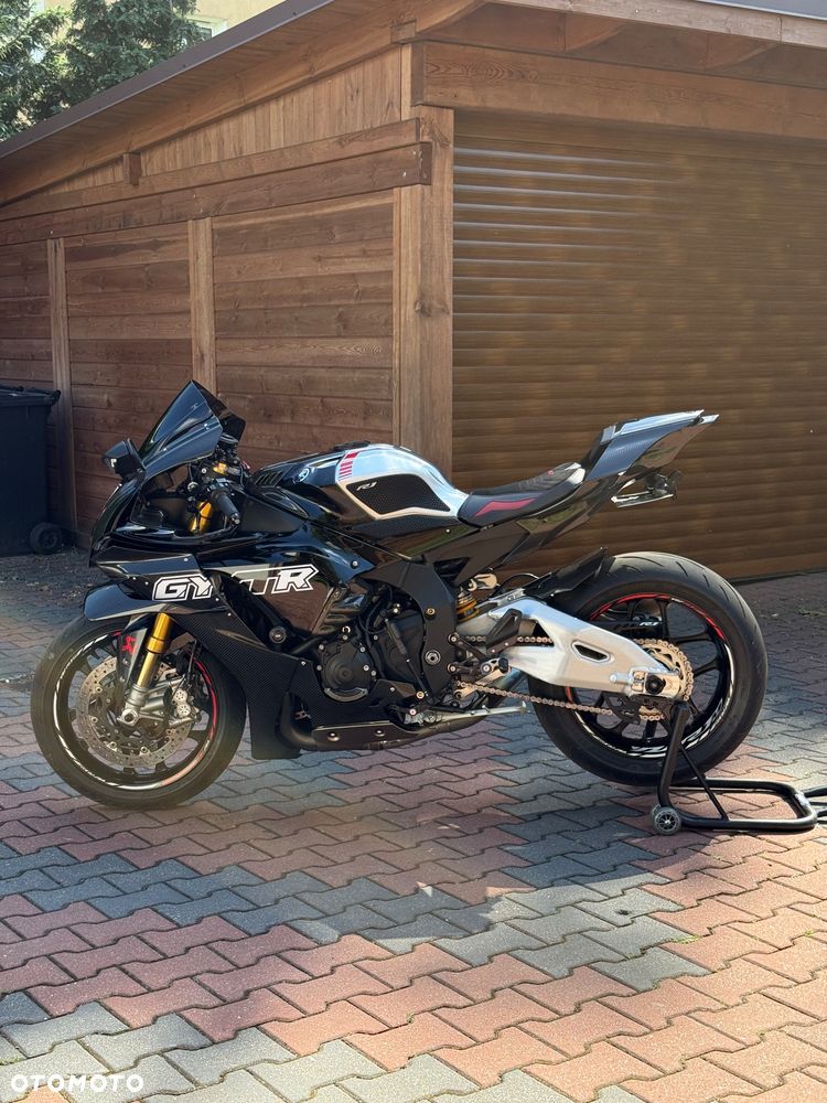 Yamaha R1 - 4