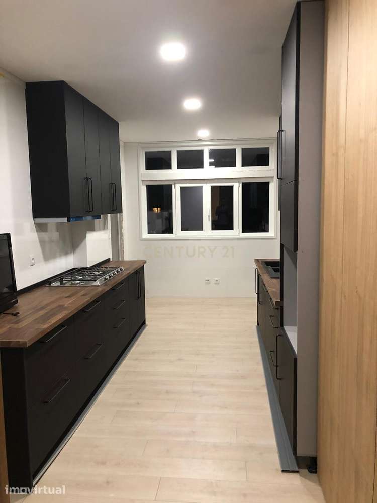T5 completamente renovado, com 2 Suítes  em zona nobre de Coimbra OPOR - Grande imagem: 3/20