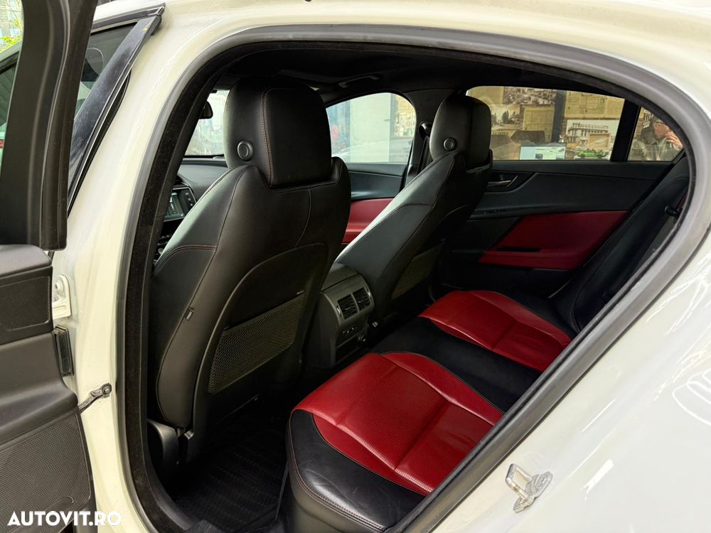 Jaguar XE 2.0 AWD R-Sport - 24