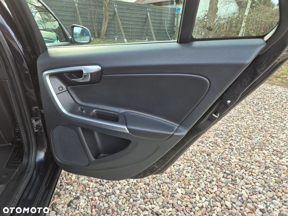 Volvo V60 D6 AWD Plug-in Hybrid R-Design Momentum - 11