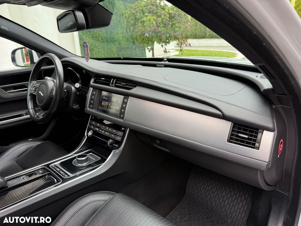 Jaguar XF 20d RWD Portfolio - 14