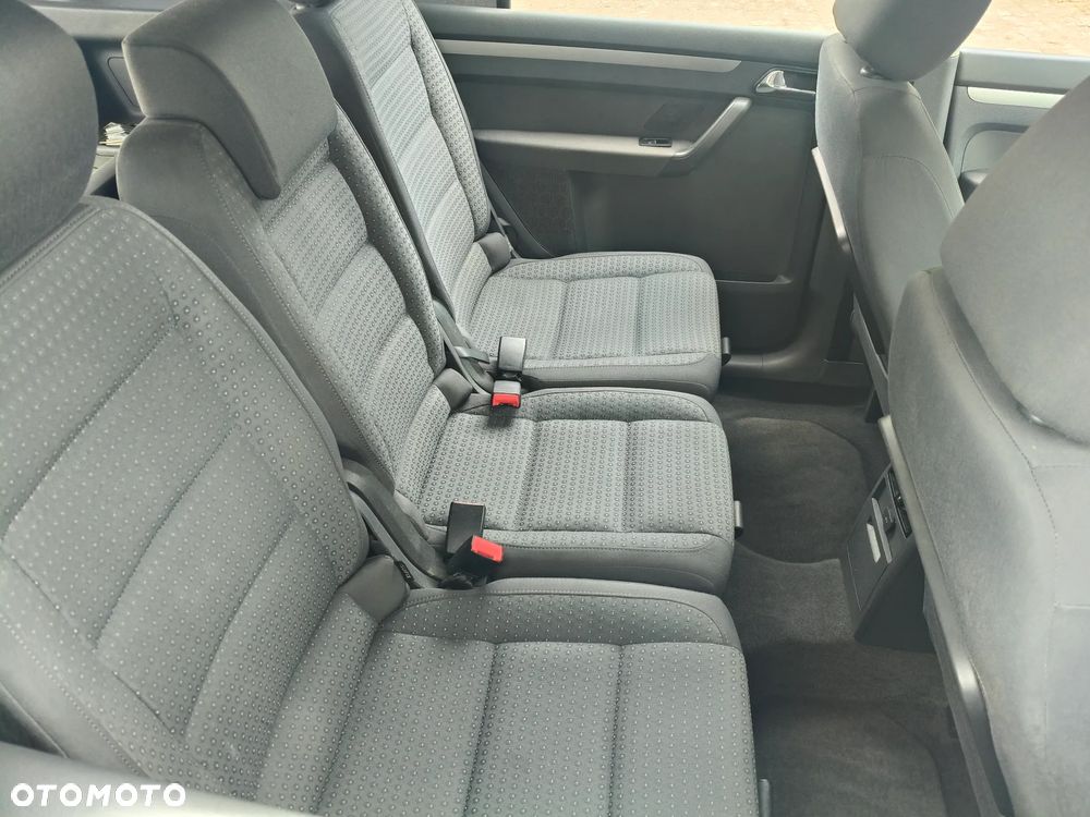 Volkswagen Touran - 11