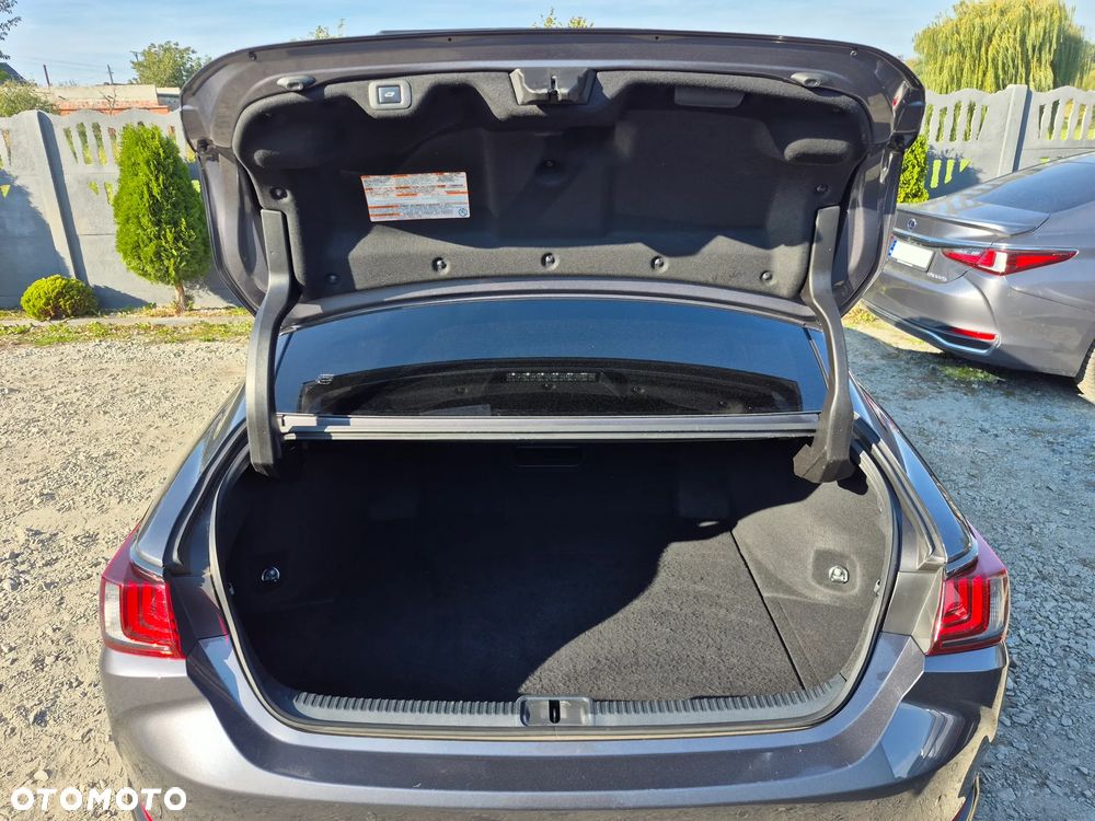 Lexus ES 300h F Sport Edition - 25