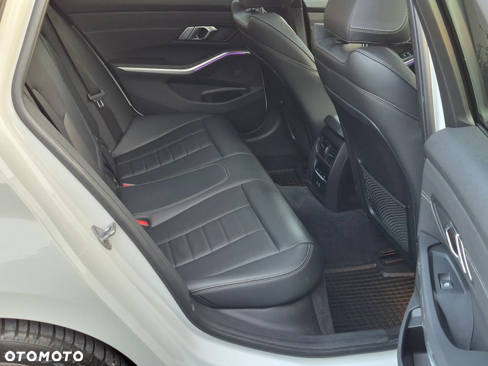 BMW Seria 3 318d MHEV - 11