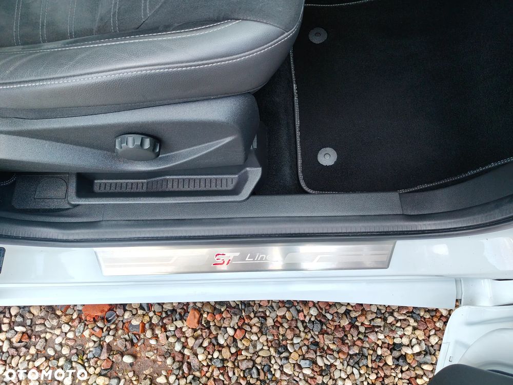 Ford Kuga 1.5 EcoBoost ST-LINE - 20