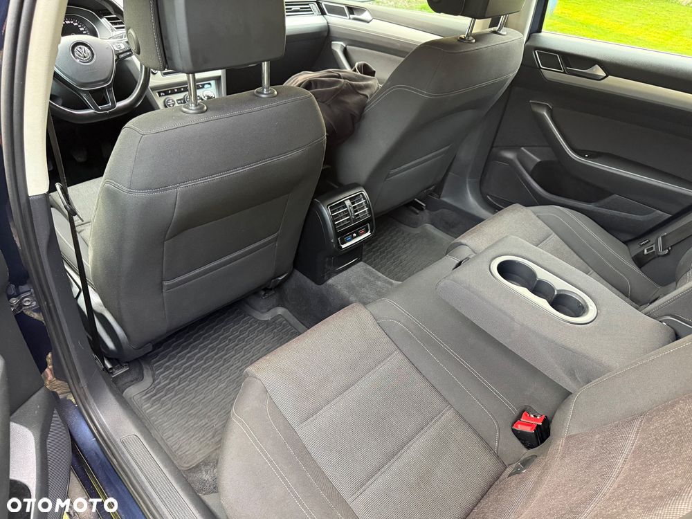 Volkswagen Passat - 12