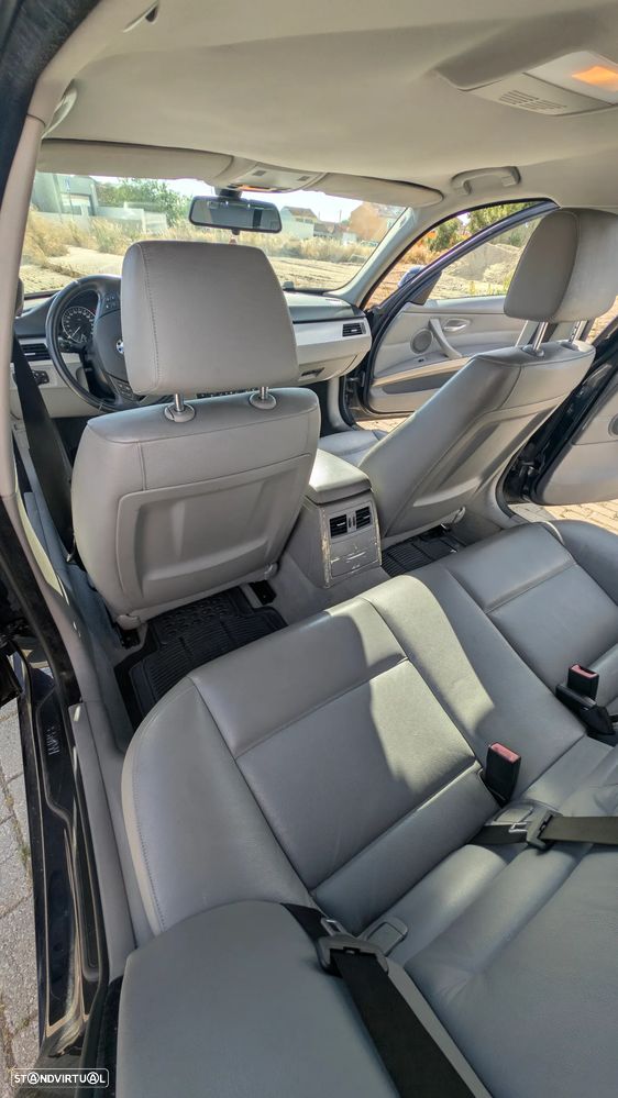 BMW 320 dA Exclusive - 14