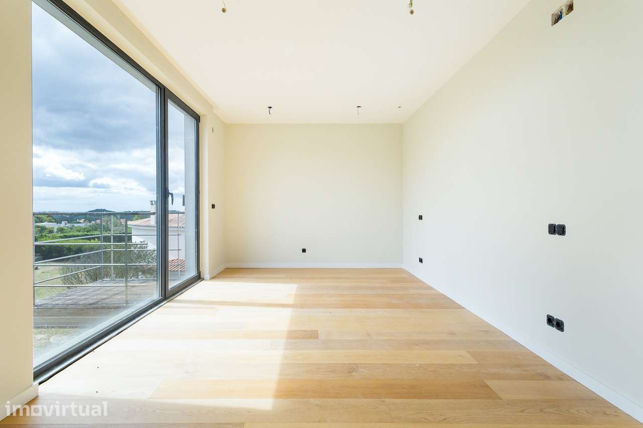 Moradia Isolada Remodelada com Piscina, 4 Quartos e Garagem para 3 Car - Grande imagem: 2/22
