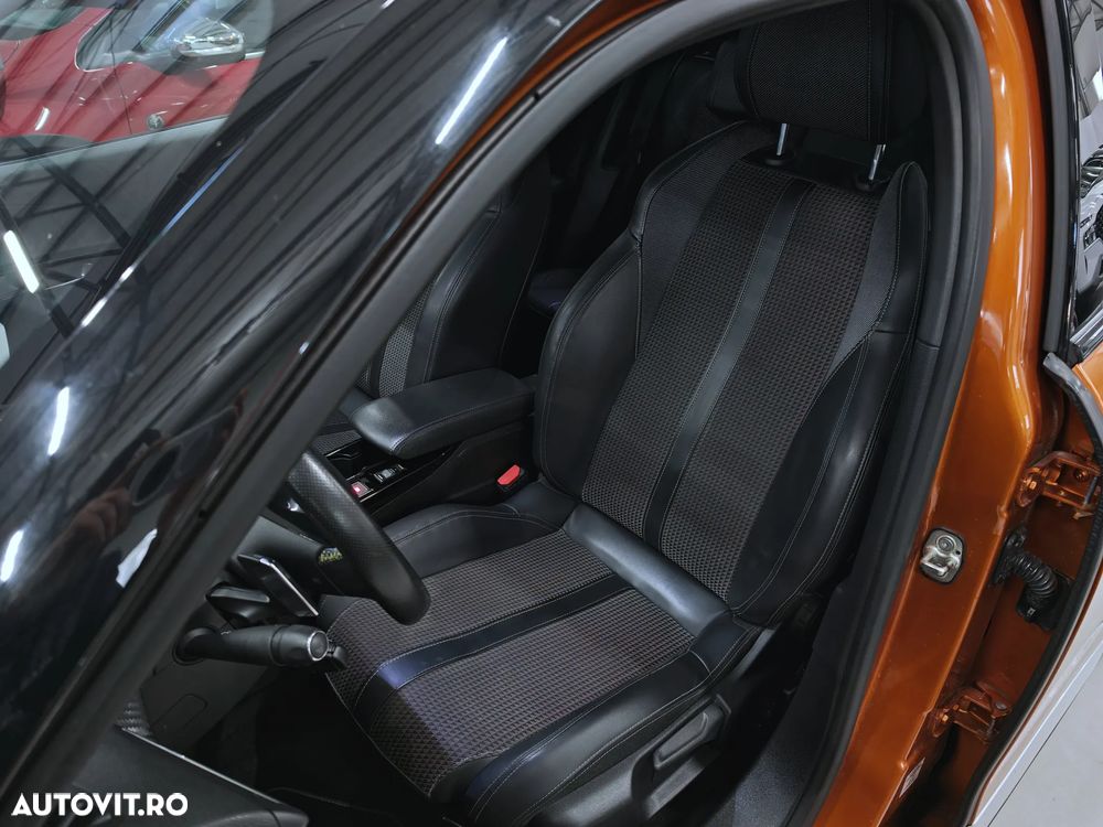 Peugeot 2008 PureTech 130 EAT8 GT - 8