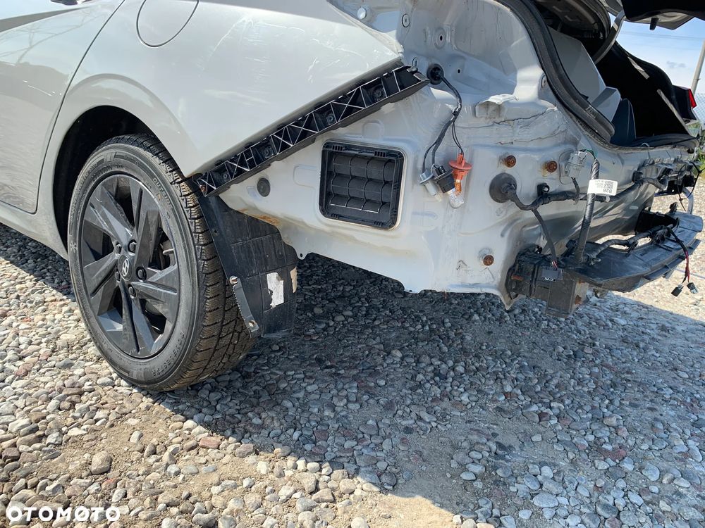 Hyundai Elantra - 12