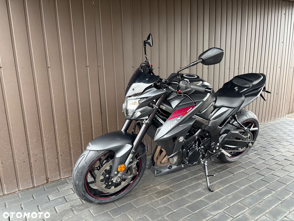 Suzuki GSX - 27