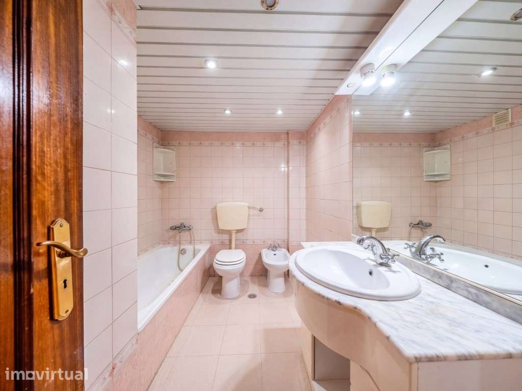 T3 com Suite, 2 Casas de Banho e Arrecadação, a 5min da Estação de ... - Grande imagem: 5/41