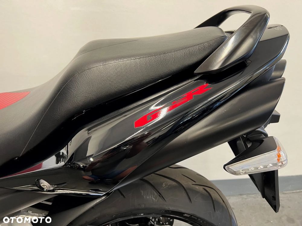 Suzuki GSR - 25