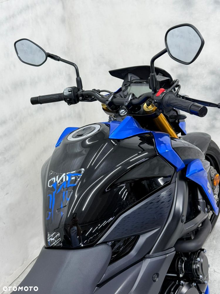 Suzuki GSX - 13