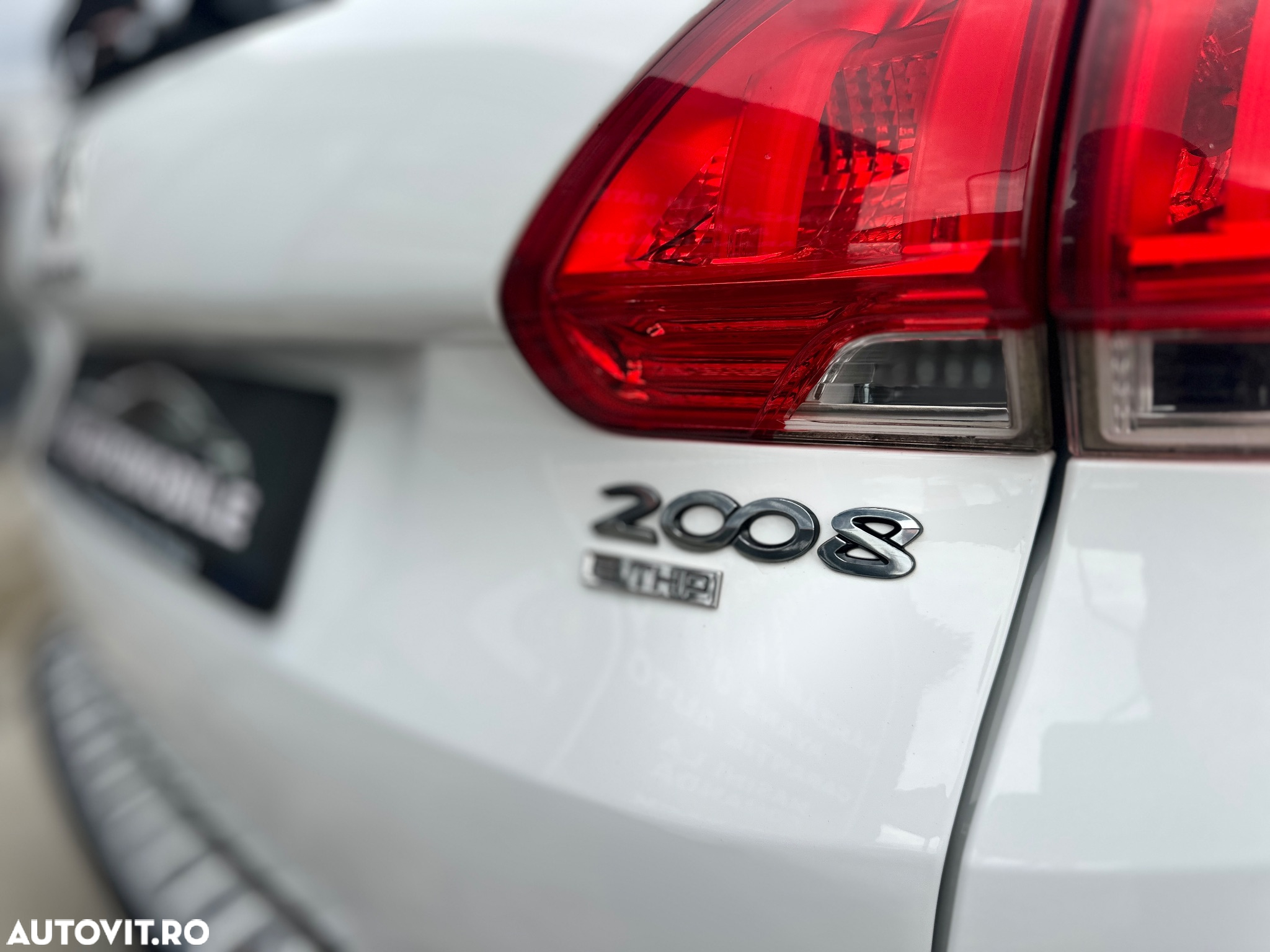 Peugeot 2008 1.2 L PureTech Turbo S&S Allure - 20