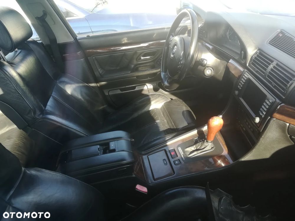 BMW Seria 7 750i - 8