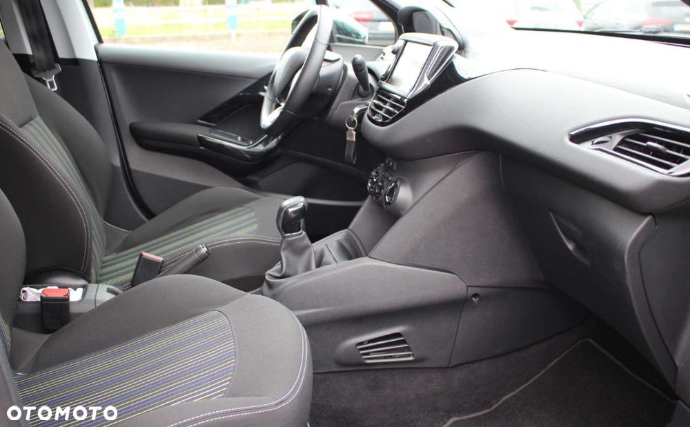 Peugeot 208 - 16