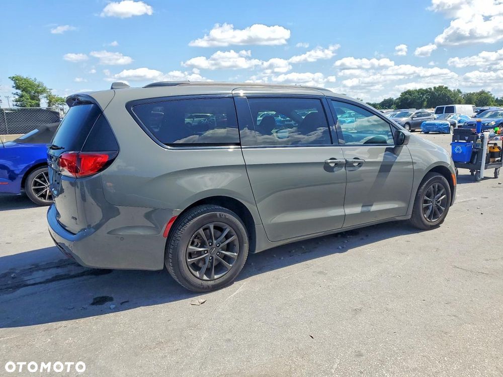 Chrysler Pacifica - 4
