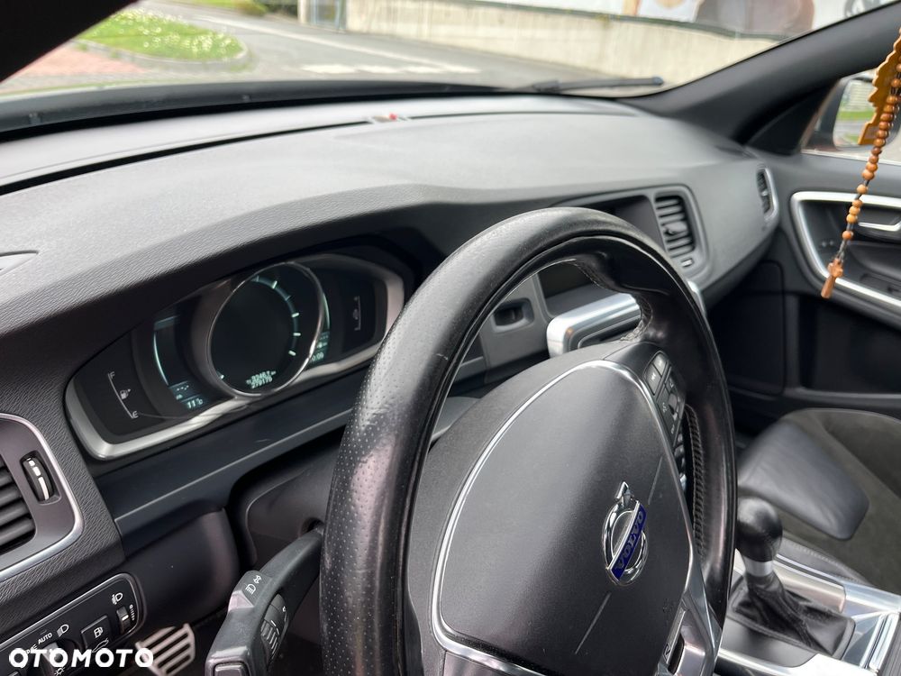 Volvo V60 D3 R-Design - 33