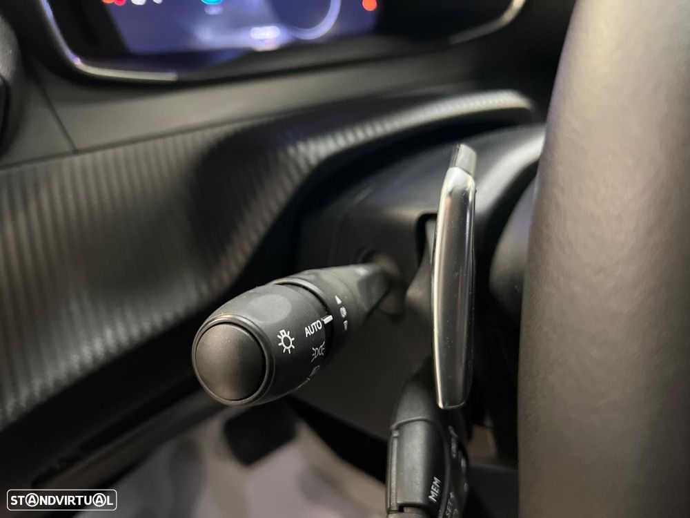 Peugeot 2008 1.2 Hybrid Allure e-DCS6 - 18