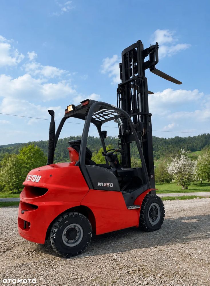 Manitou MI25D Wózek Widłowy 2,5 tony. Posuw Hydrauliczny. Maszt triplex. Wolny skok! Wysokość Podnoszenia 5 metrów. Jak nowy z Salonu. Pochodzi z Norweskiego Gospodarstwa! Aktualne przeglądy DEKRA i serwisy! Opony jak Nowe. Silnik Yanmar. Małe gabarety bardzo zwrotna maszyna! Zero luzów wycieków i zniszczeń. OKAZJA. Pełny ORYGINAŁ! Rok Prod. 2014. Niski przebieg 3300mtg - 6