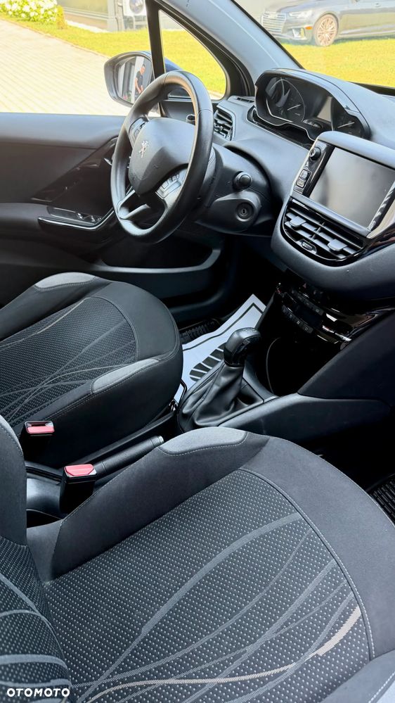 Peugeot 208 - 18