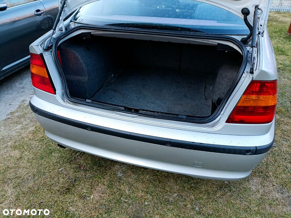 BMW Seria 3 318i - 7