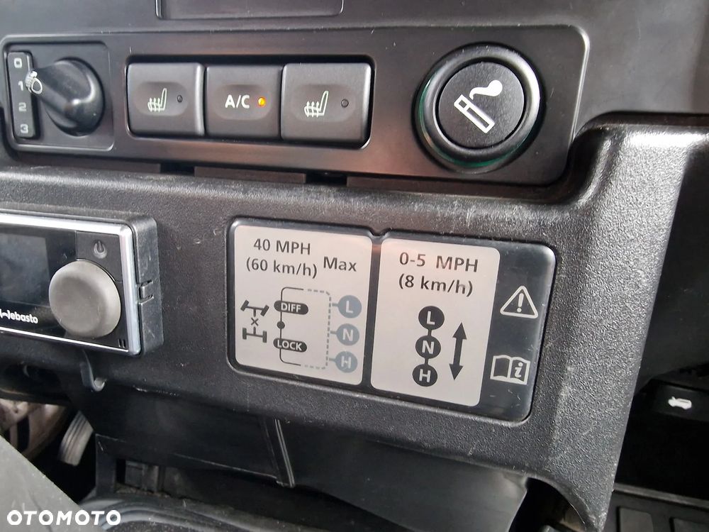 Land Rover Defender 2.4 TD4 SE - 34