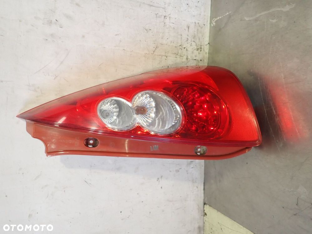 LAMPA PRAWA TYLNA MAZDA 5 2.0 - 1