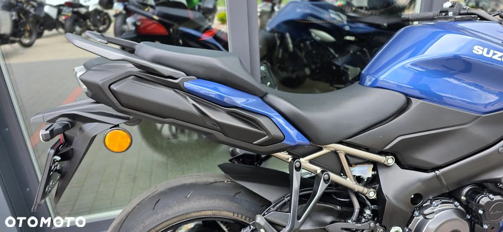Suzuki GSX - 17
