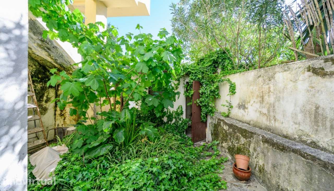 Apartamento T2 com logradouro para renovação em Paranhos no Porto - Grande imagem: 2/21