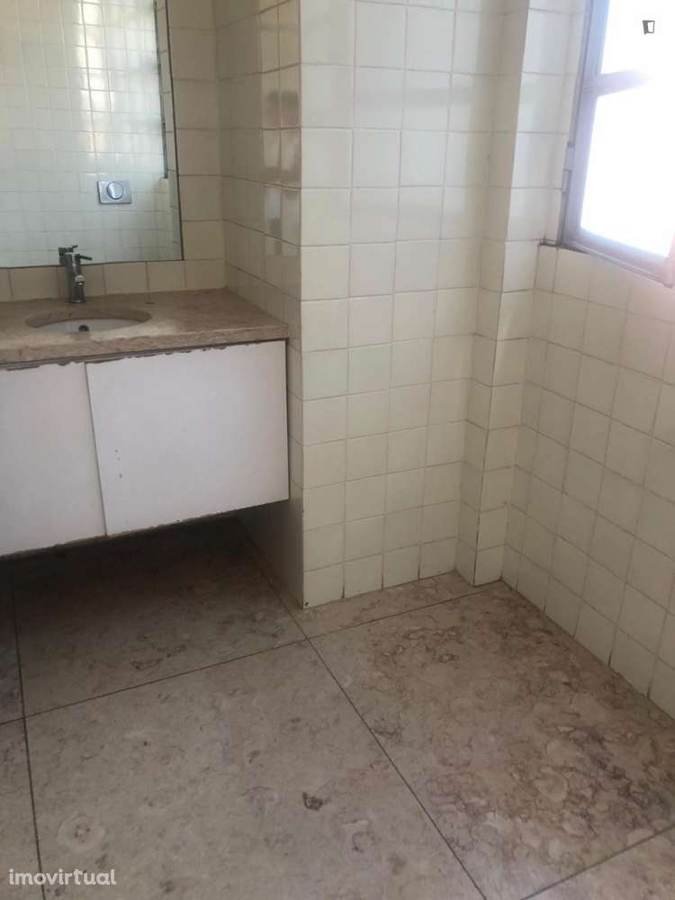 Quarto - localizado em Intendente Lisbon - Grande imagem: 5/12