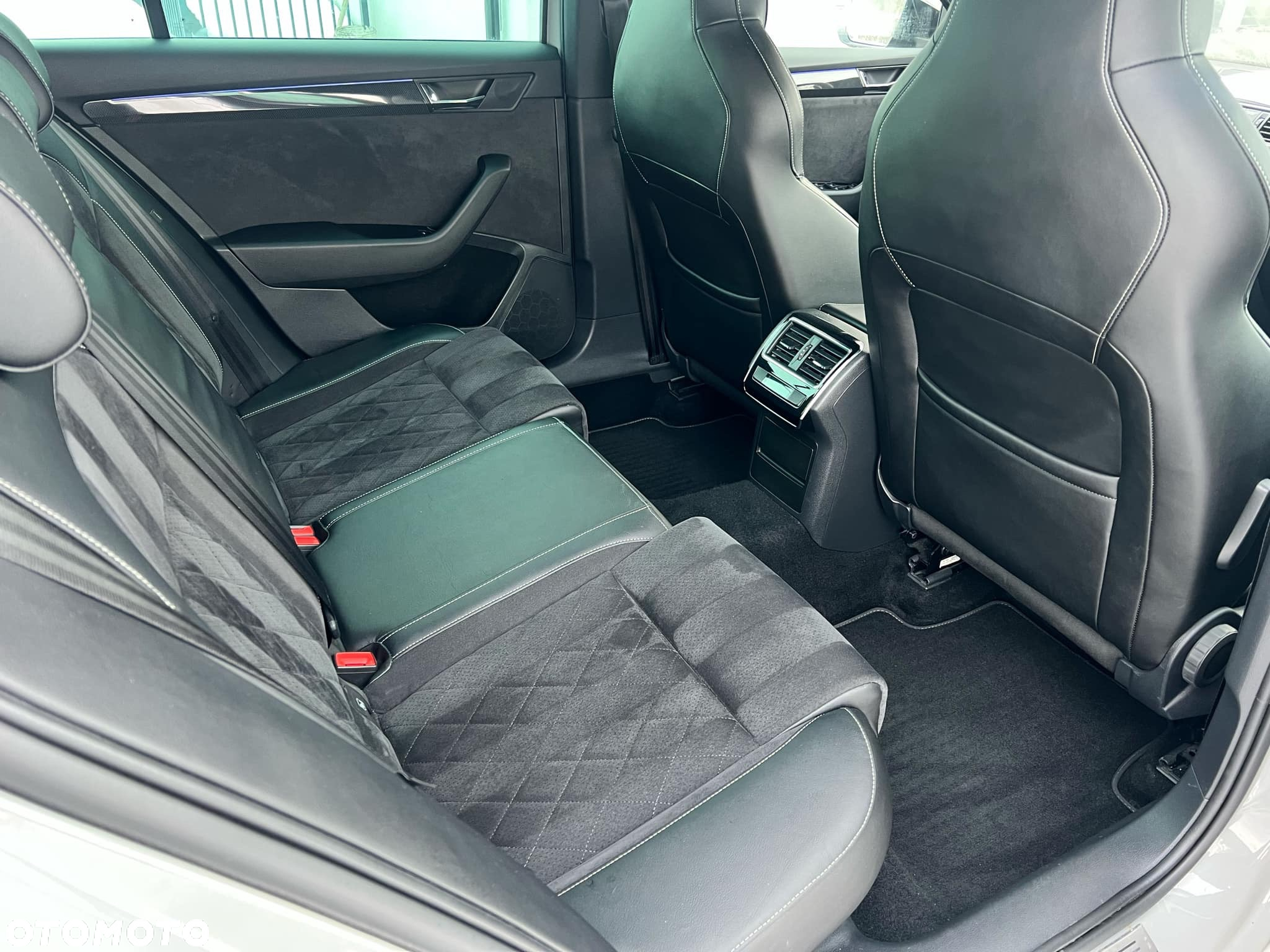Skoda Superb 2.0 TDI DSG SportLine - 17