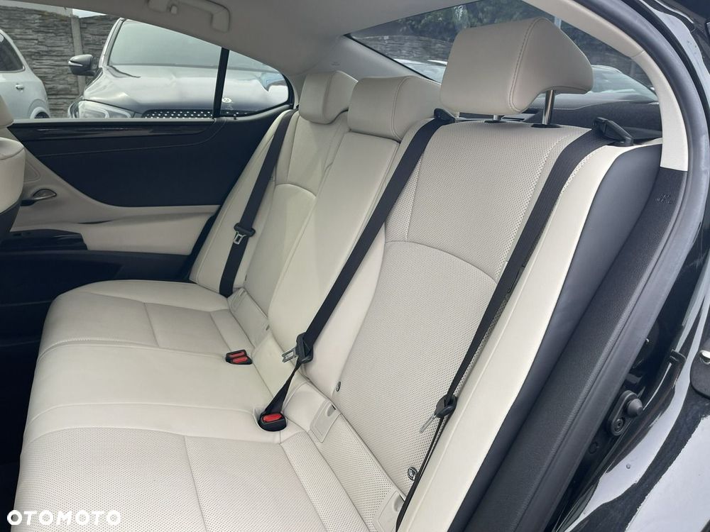 Lexus ES 300h Style Edition - 12
