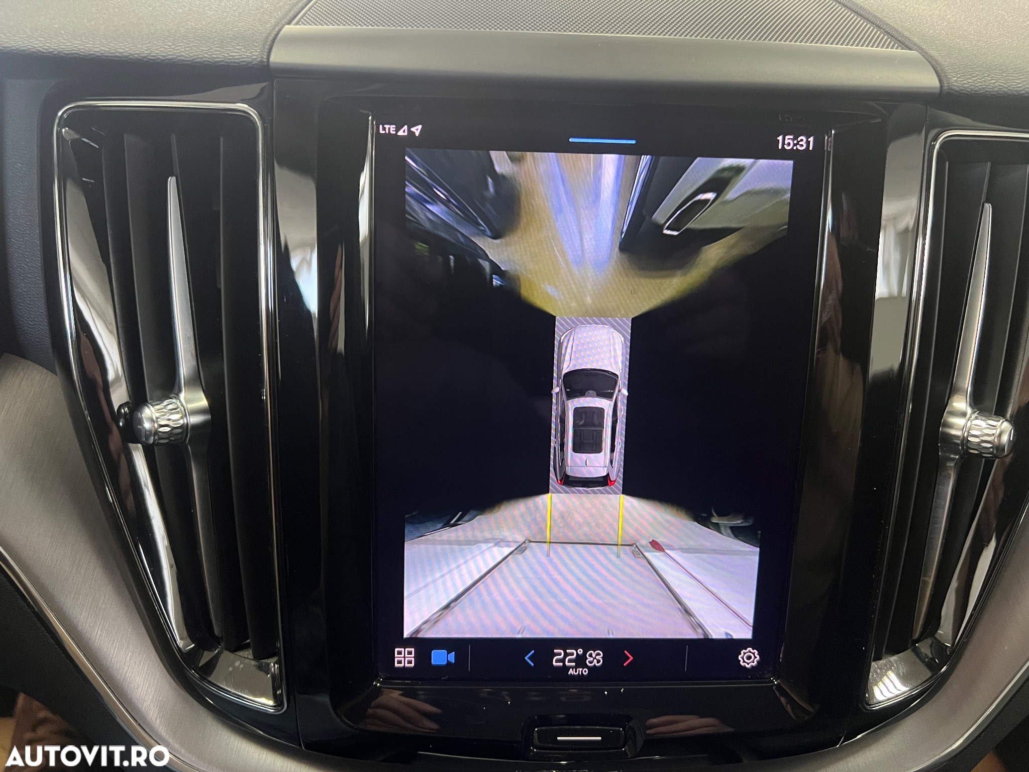 Volvo XC 60 B4 D AWD Geartronic Momentum Pro - 32