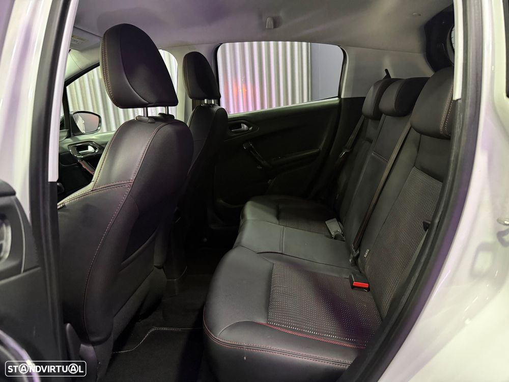 Peugeot 208 1.2 PureTech GT Line EAT6 - 8