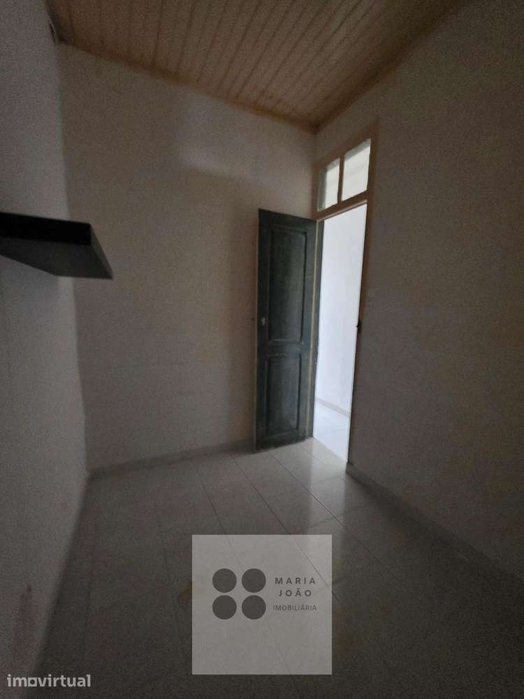 Prédio no Centro de Alhandra, junto á zona Ribeirinha! - Grande imagem: 4/14