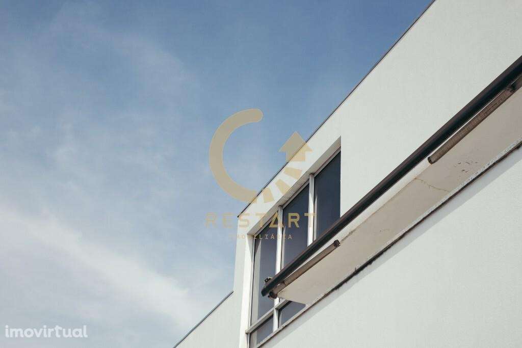 Moradia T5 de 2 pisos, amplos espaços e área exterior - Grande imagem: 3/60