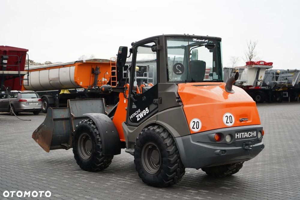 Hitachi ZW95  / ŁADOWARKA KOŁOWA  / 2020 R / WIDŁY DO PALET - 9